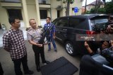 Kapolrestabes Surabaya Kombes Pol Rudi Setiawan (kedua kiri) bersama Kasatreskrim Polrestabes Surabaya AKBP Sudamiran (kiri) menunjukkan barang bukti berupa senjata laras panjang saat mengungkap kasus penembakan mobil seorang kepala dinas Perumahan Rakyat, Kawasan Permukiman, Cipta Karya dan Tata Ruang Kota Surabaya Ery Cahyadi di Mapolrestabes Surabaya, Jawa Timur, Kamis (15/3). Polrestabes Surabaya berhasil mengamankan pelaku berinisial RM (38) atas kasus penembakan mobil kepala dinas tersebut pada Rabu (14/3) serta sejumlah barang bukti antara lain, senapan laras panjang jenis Hatsan Bullmaster kaliber 4,5, beberapa butir peluru dan mobil Toyota Innova milik korban dengan 11  bekas tembakan. Antara jatim/Moch Asim/zk/18.