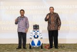 Presiden RI keenam Susilo Bambang Yudhoyono (kanan) didampingi Rektor Universitas Komputer Indonesia Eddy Soeryanto Soegoto (kiri) dan robot Nakula foto bersama seusai penganugerahan kehormatan di Universitas Komputer Indonesia (Unikom), Bandung, Jawa Barat, Sabtu (24/3). Universitas Komputer Indonesia memberikan penganugerahan kehormatan kepada Susilo Bambang Yudhoyono sebagai Bapak Pembangunan Pendidikan Teknologi Informasi Indonesia. ANTARA JABAR/M Agung Rajasa/agr/18