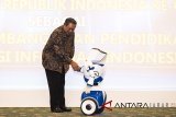 Presiden RI keenam Susilo Bambang Yudhoyono (kiri) berjabat tangan dengan robot Nakula (kanan) seusai menerima penganugerahan kehormatan di Universitas Komputer Indonesia (Unikom), Bandung, Jawa Barat, Sabtu (24/3). Universitas Komputer Indonesia memberikan penganugerahan kehormatan kepada Susilo Bambang Yudhoyono sebagai Bapak Pembangunan Pendidikan Teknologi Informasi Indonesia. ANTARA JABAR/M Agung Rajasa/agr/18