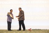 Rektor Universitas Komputer Indonesia Eddy Soeryanto Soegoto (kiri) memberikan penghargaan gelar kehormatan kepada Presiden RI keenam Susilo Bambang Yudhoyono (kanan) di Universitas Komputer Indonesia (Unikom), Bandung, Jawa Barat, Sabtu (24/3). Universitas Komputer Indonesia memberikan penganugerahan kehormatan kepada Susilo Bambang Yudhoyono sebagai Bapak Pembangunan Pendidikan Teknologi Informasi Indonesia. ANTARA JABAR/M Agung Rajasa/agr/18