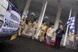 Gubernur Jawa Barat Ahmad Heryawan (kanan) melepas Mobil bansos beras sejahtera (rastra) di gedung Pakuan, Bandung, Jawa Barat, Senin (5/3). Pemrov Jawa Barat menyalurkan bansos beras sejahtera (rastra) bulan Maret sebanyak 21.953 ton kepada 2.195.373 Keluarga penerima manfaat (KPM). ANTARA JABAR/M Agung Rajasa/agr/18