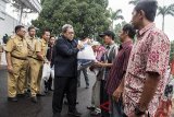 Gubernur Jawa Barat Ahmad Heryawan memberikan bansos beras sejahtera (rastra) kepada warga saat Pelepasan penyaluran bantuan di gedung Pakuan, Bandung, Jawa Barat, Senin (5/3). Pemrov Jawa Barat menyalurkan bansos beras sejahtera (rastra) bulan Maret sebanyak 21.953 ton kepada 2.195.373 Keluarga penerima manfaat (KPM). ANTARA JABAR/M Agung Rajasa/agr/18