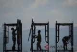 Pekerja menyelesaikan bagian atap proyek pembangunan Bandara Internasional Jawa Barat (BIJB) di Majalengka, Jawa Barat, Rabu (28/3). Kementerian Ketenagakerjaan mencatat bahwa proyek infrastruktur yang dibangun pemerintah saat ini mampu menyerap 230 ribu pekerja yang tersebar di 246 proyek infrastruktur. ANTARA JABAR/Raisan Al Farisi/agr/18