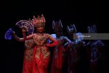 Pemain dari sanggar Janger Karisma Dewata, Kabupaten Banyuwangi tampil membawakan teater Janger dengan lakon Joko Kendil saat Pergelaran Periodik Teater Tradisi di Gedung Kesenian Cak Durasim, Surabaya, Jawa Timur, Sabtu (3/3). Pegelaran yang secara berkala menyuguhkan berbagai kesenian seperti teater janger, wayang orang, ludruk dan ketoprak dari berbagai daerah di Jawa Timur tersebut guna melestarikan kesenian dan tradisi di masyarakat. Antara jatim/Moch Asim/zk/18.