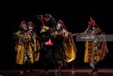 Pemain dari sanggar Janger Karisma Dewata, Kabupaten Banyuwangi tampil membawakan teater Janger dengan lakon Joko Kendil saat Pergelaran Periodik Teater Tradisi di Gedung Kesenian Cak Durasim, Surabaya, Jawa Timur, Sabtu (3/3). Pegelaran yang secara berkala menyuguhkan berbagai kesenian seperti teater janger, wayang orang, ludruk dan ketoprak dari berbagai daerah di Jawa Timur tersebut guna melestarikan kesenian dan tradisi di masyarakat. Antara Jatim/Moch Asim/zk/18.