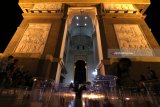 Warga menyalakan lilin bertuliskan angka 60 menjelang dimatikannya seluruh lampu listrik di monumen Simpang Lima Gumul, Kediri, Jawa Timur, Sabtu (24/3) malam. Kegiatan mematikan lampu listrik dan mengganti dengan nyala lilin selama enam puluh menit tersebut sebagai kampanye hemat energi guna menghindari pemanasan global. Antara Jatim/Prasetia Fauzani/zk/18