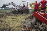 Petugas mengoperasikanTraktor Multiguna Roda 4 (PTM45) produksi PT Pindad di persawahan kawasan Sekejati, Bandung, Jawa Barat, Kamis (1/3). PT Pindad memperkenalkan Alat dan Mesin Pertanian (Alsintan) yakni Traktor Multiguna Roda 4 (PTM45), Mesin Penanam Biji-Bijian (Rotatanam PR1800) dan Mesin Pemanen Padi Dan Jagung (Combine harvester PP160) sebagai bagian pengembangan produk PT Pindad dalam upaya mendukung penguatan ketahanan pangan dan program pembangunan pemerintah. ANTARA JABAR/Novrian Arbi/agr/18.