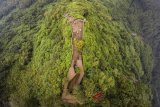 Foto Udara Kawasan Wisata Taman Hutan Raya (Tahura) Djuanda, Kabupaten Bandung, Jawa Barat, Selasa (27/3). Pemerintah Provinsi Jawa Barat melalui Dinas Kehutanan akan melakukan perluasan lahan Taman Hutan Raya Djuanda dari 528,39 hektare menjadi kurang lebih 2.500 hektare, yang mencakup wilayah Bandung Raya hingga ke wilayah Kabupaten Sumedang guna mengantisipasi bencana ekologi. ANTARA JABAR/Raisan Al Farisi/agr/18