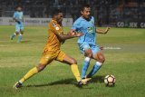 Pesepak bola Persela Lamongan Arif Satria (kanan) menghalau laju  dari pesepak bola Bhayangkara FC Vendry Mofu (kiri) dalam lanjutan laga persahabatan JakaJaya 2018 di Stadion Surajaya Lamongan, Jawa Timur, Rabu (14/3). Antara Jatim/M Risyal Hidayat/zk/18