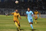 Pesepak bola Persela Lamongan Samsul Arifin (kanan) menghalau laju  dari pesepak bola Bhayangkara FC Vendry Mofu (kiri) dalam lanjutan laga persahabatan JakaJaya 2018 di Stadion Surajaya Lamongan, Jawa Timur, Rabu (14/3). Antara Jatim/M Risyal Hidayat/zk/18