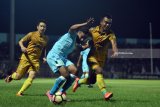 Pesepak bola Persela Lamongan Diego Asisst (tengah) berusaha melewati hadangan pesepak bola Bhayangkara FC Fatchurahman (kanan) dalam lanjutan laga persahabatan JakaJaya 2018 di Stadion Surajaya Lamongan, Jawa Timur, Rabu (14/3). Antara Jatim/M Risyal Hidayat/zk/18