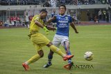 Pesepakbola Persib Bandung Ink Yun Oh (kanan) berusaha merebut bola dari penjaga gawang PS Tira Syahrul Fadil (kiri) saat menjalani laga perdana Gojek Liga 1 di Stadion Gelora Bandung Lautan Api (GBLA), Bandung, Jawa Barat, Senin (26/3). Dalam pertandingan tersebut, PS Tira berhasil menahan imbang Persib Bandung dengan skor akhir 1-1. ANTARA JABAR/Raisan Al Farisi/agr/18