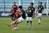 Pesepak bola Persipura Jayapura Elisa Y. Basna (kiri) berebut bola dengan pesepakbola Barito Putra Gavin Kwan Adsit (kedua kiri) dalam laga persahabatan JakaJaya 2018 di Stadion Surajaya Lamongan, Jawa Timur, Rabu (14/3). Persipura Jayapura menang atas Barito Putra dengan skor 3-1. Antara Jatim/M Risyal Hidayat/zk/18