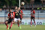 Pesepak bola Persipura Jayapura Marcel A. Kararbo (kiri) berebut bola dengan pesepakbola Barito Putra Douglas P. (kanan) dalam laga persahabatan JakaJaya 2018 di Stadion Surajaya Lamongan, Jawa Timur, Rabu (14/3). Persipura Jayapura menang atas Barito Putra dengan skor 3-1. Antara Jatim/M Risyal Hidayat/zk/18