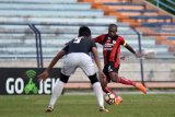 Pesepak bola Persipura Jayapura Boaz T. Solossa (kanan) berusaha melewati hadangan pesepakbola Barito Putra M. Rifqi (kiri) dalam laga persahabatan JakaJaya 2018 di Stadion Surajaya Lamongan, Jawa Timur, Rabu (14/3). Persipura Jayapura menang atas Barito Putra dengan skor 3-1. Antara Jatim/M Risyal Hidayat/zk/18