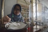 Seorang asisten apoteker menimbang bahan racikan untuk dijadikan obat di Apotek Arcamanik, Bandung, Jawa Barat, Rabu (21/3). Gabungan pengusaha farmasi Indonesia menyatakan pada 2017 industri farmasi, obat kimia dan tradisional tumbuh 6,85 persen, serta investasi di industri tersebut melonjak hingga Rp 5,8 triliun dibandingkan tahun sebelumnya. ANTARA JABAR/Raisan Al Farisi/agr/18