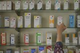 Tangan asisten apoteker menyusun obat-obatan di Apotek Arcamanik, Bandung, Jawa Barat, Rabu (21/3). Gabungan pengusaha farmasi Indonesia menyatakan pada 2017 industri farmasi, obat kimia dan tradisional tumbuh 6,85 persen, serta investasi di industri tersebut melonjak hingga Rp 5,8 triliun dibandingkan tahun sebelumnya. ANTARA JABAR/Raisan Al Farisi/agr/18