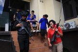 Ong Bok Seong (di kursi roda), terpidana mati asal Malaysia yang mengontrol peredaran narkoba dari dalam Lapas Klas II A Pontianak bersama lima tersangka lainnya digiring usai dihadirkan pada rilis kasus narkoba di Mapolda Kalbar, Rabu (14/3). Dit Resnarkoba Polda Kalbar menggagalkan pengiriman lima kilogram sabu yang dilakukan lima tersangka berinisial GT (34), JWS (46), Mik (32), Gun (34), dan Dar (28), yang merupakan pesanan Ong Bok Seong dari dalam Lapas Klas II A Pontianak. ANTARA FOTO/Sheravim/jhw/18