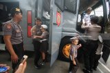 Polisi membantu murid-murid TK dan SD Kemala Bhayangkari turun dari truk 'water cannon'  saat acara Polisi Sahabat Anak di Surabaya, Jawa Timur, Kamis (15/3). Kegiatan yang diisi dengan edukasi dalam berlalu-lintas serta pengenalan fungsi dan tugas kepolisian tersebut guna menanamkan kecintaan anak kepada polisi. Antara Jatim/Moch Asim/zk/18
