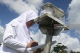 Petugas mencatat angka yang ditunjukkan alat pengukur radiasi matahari di Stasiun Klimatologi Karangploso - Badan Meteorologi Klimatologi dan Geologi (BMKG) Malang, Jawa Timur, Kamis (15/3). BMKG memprediksi awal musim kemarau di kawasan Indonesia akan terjadi pada bulan April - Juni 2018 dan diawali di kawasan Nusa Tenggara Timnur (NTT) Nusa Tenggara Barat (NTB) dan Bali. Antara Jatim/Ari Bowo Sucipto/zk/18