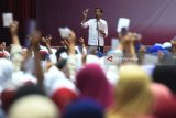 Presiden Joko Widodo (tengah) memberikan arahan saat penyerahan Kartu Indonesia Pintar dan Program Keluarga Harapan di Gor Tri Dharma, Gresik, Jawa Timur, Kamis (8/3). Penerima Kartu Indonesia Pintar di wilayah Jawa Timur sebanyak 2,19 juta siswa dan penerima Program Keluarga Harapan di Jawa Timur sebanyak 1,76 juta keluarga. Antara Jatim/Zabur Karuru/18