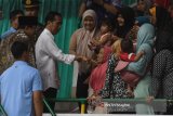 Presiden Joko Widodo (kedua kiri) menyalami warga saat penyerahan Kartu Indonesia Pintar dan Program Keluarga Harapan di Gor Tri Dharma, Gresik, Jawa Timur, Kamis (8/3). Penerima Kartu Indonesia Pintar di wilayah Jawa Timur sebanyak 2,19 juta siswa dan penerima Program Keluarga Harapan di Jawa Timur sebanyak 1,76 juta keluarga. Antara Jatim/Zabur Karuru/18