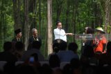 Presiden Joko Widodo (tengah) berdialog dengan petani saat penyaluran Izin Pemanfaatan Hutan Perhutanan Sosial (IPHPS) di Tuban, Jawa Timur, Jumat (9/3). Pada 2018 ini, Program Perhutanan Sosial akan diperluas ke 3 Kabupaten, yaitu Malang, Blitar, dan Bojonegoro sehingga total luas lahan Perhutanan Sosial seluas 14.713,5 Ha dengan total jumlah petani penerima SK PHPS sebanyak 11.921 orang. Antara Jatim/Zabur Karuru/18