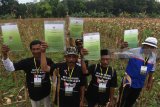 Petani menunjukan SK Izin Pemanfaatan Hutan Perhutanan Sosial (IPHPS) di Tuban, Jawa Timur, Jumat (9/3). Pada 2018 ini, Program Perhutanan Sosial akan diperluas ke 3 Kabupaten, yaitu Malang, Blitar, dan Bojonegoro sehingga total luas lahan Perhutanan Sosial seluas 14.713,5 Ha dengan total jumlah petani penerima SK PHPS sebanyak 11.921 orang. Antara jatim/Zabur Karuru/zk/18