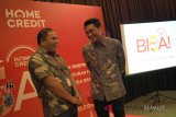 Chief External Affairs PT Home Credit Indonesia Andy Nahil Gultom (kanan) berbincang dengan City Sales Manager Medan PT Home Credit Indonesia Baktiar Tampubolon (kiri) disela program peluncuran 