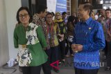 Menteri Keuangan Sri Mulyani Indrawati (kiri) berbincang dengan Gubernur Bali Made Mangku Pastika (kanan) di sela seminar internasional tentang sumber daya manusia penggerak perekonomian di Kuta, Bali, Kamis (1/3). Seminar sehari tersebut merupakan bagian dari rangkaian program 