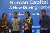 Menteri Keuangan Sri Mulyani Indrawati (kedua kanan) bersama Menteri Komunikasi dan Informatika Rudiantara (kedua kiri) berbincang dengan Gubernur Bali Made Mangku Pastika (kanan) dan pembicara Armida S Alisjahbana (kiri) pada seminar internasional tentang sumber daya manusia penggerak perekonomian di Kuta, Bali, Kamis (1/3). Seminar sehari tersebut merupakan bagian dari rangkaian program 