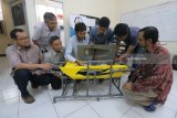 Ketua Tim Peneliti Danar Guruh Pratomo (kiri), Kepala Laboratorium Geomarine Teguh Hariyanto (kedua kiri), Ketua Departemen Teknik Geomatika ITS Mokhamad Nur Cahyadi (kanan), Anggota Tim Peneliti Andi Rahmandiansah (ketiga kiri) mengamati sejumlah mahasiswa mempersiapkan prototipe kapal Autonomous Unmanned Surface Vehicle (A-USV) bernama Geomarine I sebelum diperagakan di Laboratorium Geomarine Departemen Teknik Geomatika Institut Teknologi  Sepuluh Nopember (ITS) Surabaya, Jawa Timur, Rabu (21/3). Protipe kapal tanpa awak yang bekerja menggunakan sensor optik dan akustik untuk dapat mengetahui keadaan di bawah permukaan laut dikembangkan oleh Departemen Teknik Geomatika ITS bekerjasama dengan Departemen Teknik Fisika ITS tersebut berfungsi melakukan survei hidro oceanografi. Antara Jatim/Didik Suhartono/zk/18