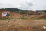 Suasana lokasi konstruksi terowongan Walini proyek kereta cepat Jakarta-Bandung di Cikalong Wetan, Kabupaten Bandung Barat, Jawa Barat, Rabu (21/3). Plt Direktur Utama Kereta Cepat Indonesia China (KCIC) Dwi Windarto mengatakan saat ini pekerjaan konstruksi kereta cepat Jakarta-Bandung sudah dimulai di beberapa lokasi, dan pembangunannya sudah mencapai 5 persen dari target penyelesaian proyek tahun 2020. ANTARA JABAR/M Agung Rajasa/agr/18