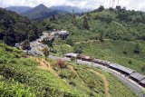 Sejumlah kendaraan roda dua melintas di jalur wisata Puncak Pass, Bogor, Jawa Barat, Jumat (30/3). Dampak ditutupnya jalur wisata Puncak Bogor akibat longsor, berimbas pada sepinya wisatawan yang berlibur pada libur panjang Paskah dikawasan tersebut. ANTARA JABAR/Yulius Satria Wijaya/agr/18.