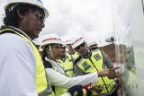 Menteri BUMN Rini Soemarno (tengah) berbincang dengan Deputi Project Direktur High Speed Railway Contractor Consortium (HSRCC) Tamjianto (kiri) dan Plt Direktur Utama PT Kereta Cepat Indonesia China (KCIC) Dwi Windarto (kanan) saat meninjau proyek kereta cepat Jakarta-Bandung di Cikalong Wetan, Kabupaten Bandung Barat, Jawa Barat, Rabu (21/3). Rini Soemarno menyatakan perkembangan terbaru dari proyek tersebut yakni pembangunan konstruksi tunnel (terowongan) sudah berjalan di wilayah Walini yang terletak di Bandung Barat dan di wilayah Halim Perdanakusuma. ANTARA JABAR/M Agung Rajasa/agr/18