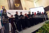 Suasana pelantikan anggota dari Asosiasi Rumah Sakit Aisyiyah Muhammadiyah disela-sela Rapat Kerja Nasional Majels Pembina Kesehatan Umum (MPKU) Pimpinan Pusat Muhammadiyah di Surabaya, Jawa Timur, Rabu (7/3). Rakernas MPKU PP Muhammadiyah  upaya untuk menata ulang dan menyusun dakwah bil hal Muhamadiyah di bidang layanan kesehatan. Antara Jatim/M Risyal Hidayat/zk/18