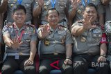 Kapolri Jenderal Pol Tito Karnavian (tengah) bersama Kepala Korps Lalu Lintas Polri Irjen Pol Royke Lumowa (kiri) dan Kapolda Bali Irjen Petrus R Golose (kanan) menunjukkan tangan sebagai aksi stop pelanggaran lalu lintas dalam pembukaan Rapat Kerja Teknis Fungsi Lalu Lintas 2018 di Kuta, Bali, Kamis (22/3). Kegiatan dua hari tersebut untuk membahas berbagai persoalan lalu lintas, ide baru, evaluasi program kerja dan tantangan ke depan sekaligus peluncuran implementasi Tahun Keselamatan Untuk Kemanusiaan. Antaranews Bali/Nyoman Budhiana/18.