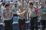 Kapolri Jenderal Pol Tito Karnavian (tengah) berbincang bersama Kepala Korps Lalu Lintas Polri Irjen Pol Royke Lumowa (kiri) dan Kapolda Bali Irjen Petrus R Golose (kanan) di sela pembukaan Rapat Kerja Teknis Fungsi Lalu Lintas 2018 di Kuta, Bali, Kamis (22/3). Kegiatan dua hari tersebut untuk membahas berbagai persoalan lalu lintas, ide baru, evaluasi program kerja dan tantangan ke depan sekaligus peluncuran implementasi Tahun Keselamatan Untuk Kemanusiaan. Antaranews Bali/Nyoman Budhiana/18.