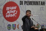 Wakil Ketua KPK Laode Muhammad Syarif memberikan arahan saat acara Rapat Koordinasi dan Penandatanganan Komitmen Bersama Program Pemberantasan Korupsi Terintegrasi di Surabaya, Jawa Timur, Rabu (7/3). Kegiatan yang dihadiri 216 Bupati, Wali Kota dan Ketua DPRD se Provinsi Jawa Timur tersebut guna mewujudkan tata kelola Anggaran Pendapatan dan Belanja Daerah (APBD) yang transparan dan akuntabel. Antara jatim/Moch Asim/zk/18