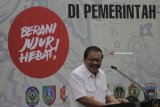 Gubernur Jawa Timur Soekarwo menyampaikan sambutan saat acara Rapat Koordinasi dan Penandatanganan Komitmen Bersama Program Pemberantasan Korupsi Terintegrasi di Surabaya, Jawa Timur, Rabu (7/3). Kegiatan yang dihadiri 216 Bupati, Wali Kota dan Ketua DPRD se Provinsi Jawa Timur tersebut guna mewujudkan tata kelola Anggaran Pendapatan dan Belanja Daerah (APBD) yang transparan dan akuntabel. Antara Jatim/Moch Asim/zk/18