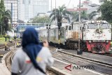 Rangkaian baru kereta api Argo Parahyangan memasuki stasiun Bandung, Jawa Barat, Kamis (1/3). PT KAI menambah perjalanan KA Argo Parahyangan dengan rangkaian baru tujuan Jakarta-Bandung (PP) sebanyak 22 perjalanan dengan kapasitas penumpang 400 tempat duduk per rangkaian. ANTARA JABAR/M Agung Rajasa/agr/18