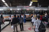 Rangkaian baru kereta api Argo Parahyangan memasuki stasiun Bandung, Jawa Barat, Kamis (1/3). PT KAI menambah perjalanan KA Argo Parahyangan dengan rangkaian baru tujuan Jakarta-Bandung (PP) sebanyak 22 perjalanan dengan kapasitas penumpang 400 tempat duduk per rangkaian. ANTARA JABAR/M Agung Rajasa/agr/18