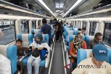 Penumpang berada di dalam rangkaian baru kereta api Argo Parahyangan di stasiun Bandung, Jawa Barat, Kamis (1/3). PT KAI menambah perjalanan KA Argo Parahyangan dengan rangkaian baru tujuan Jakarta-Bandung (PP) sebanyak 22 perjalanan dengan kapasitas penumpang 400 tempat duduk per rangkaian. ANTARA FOTO/M Agung Rajasa/18