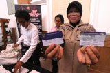 Polisi menata dan menunjukkan barang bukti Kartu Indonesia Pintar di Polrestabes Surabaya, Jawa Timur, Jumat (23/3). Polrestabes Surabaya melakukan penyelidikan secara intensif terhadap 643 lembar Kartu Indonesia Pintar yang ditemukan di salah satu tempat usaha 'laundry' di Jangkungan Sukolilo terbengkalai dan diduga tidak terdistribusikan kepada penerimanya. Sejumlah saksi termasuk kurir berinisial AZHR yang bertugas mengirim kartu KIP itu turut diminta keterangan. Antara Jatim/Didik Suhartono/zk/18