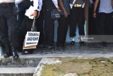 Polisi menjaga lokasi saat reka ulang pembunuhan dengan tersangka Amad Kohir di Desa Temboro, Karas, Kabupaten Magetan, Jawa Timur, Rabu (14/3). Amad Kohir disangka membunuh anak kandugnya sendiri, Mohamad Aziz diduga karena jengkel atas kenakalan anak, Senin (5/3). Antara Jatim/Foto/Siswowidodo/zk/18