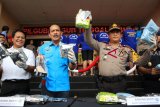 Kapolda Kalbar, Irjen Pol Didi Haryono (kiri) bersama Deputi Pemberantasan BNN, Irjen Arman Depari (tengah) dan Direktur Res Narkoba Polda Kalbar, Kombes Pol Purnama Barus (kiri) memperlihatkan barang bukti narkoba hasil tangkapan saat rilis kasus di Mapolda Kalbar, Rabu (14/3). Polda Kalbar menggagalkan peredaran lima kilogram sabu, sedangkan BNN bersama Bea Cukai menggagalkan peredaran dua kilogram sabu dan 30 ribu pil ekstasi yang menewaskan pelaku Ng Eng Aun, warga negara Malaysia. ANTARA FOTO/Sheravim/jhw/18