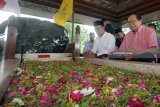 Rizal Ramli (Kanan) memanjatkan doa di pusara makam saat melakukan ziarah ke Makam Presiden Soekarno di Blitar, Jawa Timur, Jumat (16/3). Selain melakukan ziarah, Rizal Ramli juga melakukan kunjungan ke beberapa kantor media yang ada di didaerah tersebut. Antara Jatim/Irfan Anshori/zk/18