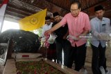 Rizal Ramli (Dua Kanan) menabur bunga di pusara makam usai memanjatkan doa saat melakukan ziarah ke Makam Presiden Soekarno di Blitar, Jawa Timur, Jumat (16/3). Selain melakukan ziarah, Rizal Ramli juga melakukan kunjungan ke beberapa kantor media yang ada di didaerah tersebut. Antara Jatim/Irfan Anshori/zk/18