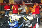 Kapolres Jember AKBP Kusworo Wibowo (tengah) menunjukkan sejumlah barang bukti kejahatan pelaku pencurian kendaraan bermotor berinisial AS (31) warga Kecamatan Sumbersari yang melakukan pencurian di 50 tempat kejadian perkara dalam pers release di Mapolres Jember, Jawa Timur, Minggu (25/3). AS merupakan residivis dalam kasus yang sama pada tahun 2015 dan menjalani hukuman 1 tahun penjara. Antara Jatim/Zumrotun Solichah/zk/18