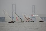 Peserta beradu cepat saat mengikuti perlombaan perahu layar tradisional pada ajang 